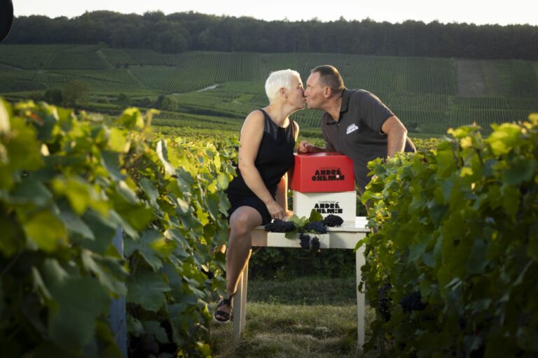 Reportage photo champagne andre chemin couple vignes – Agence Arbane, création graphique et web