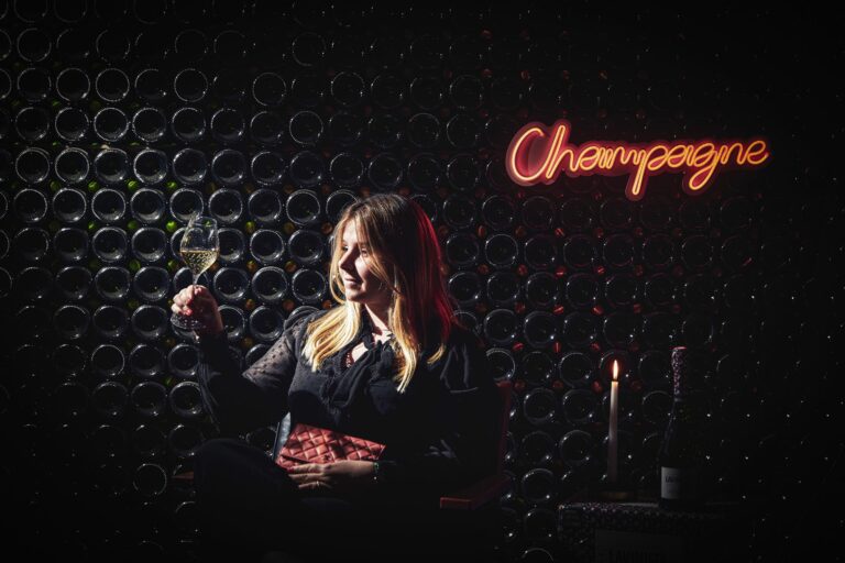 Reportage photo champagne lavinista neon – Agence Arbane, création graphique et web